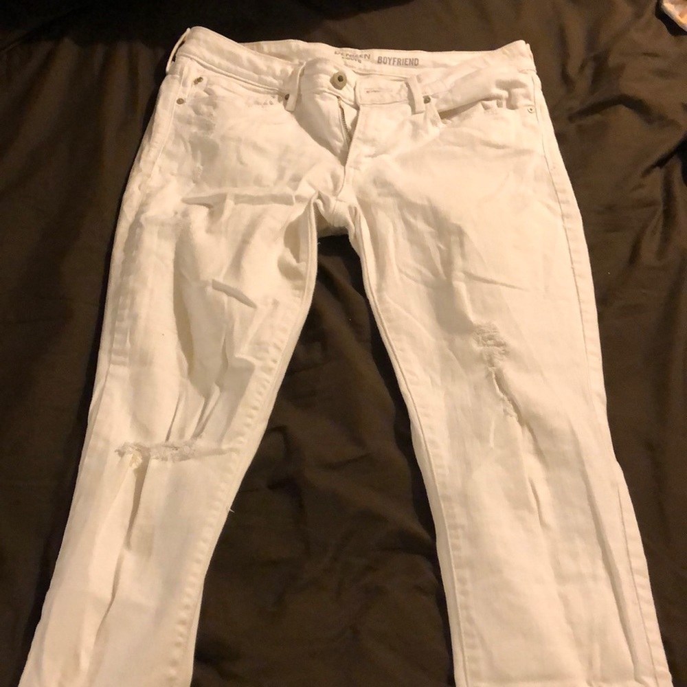 white denim levi jeans